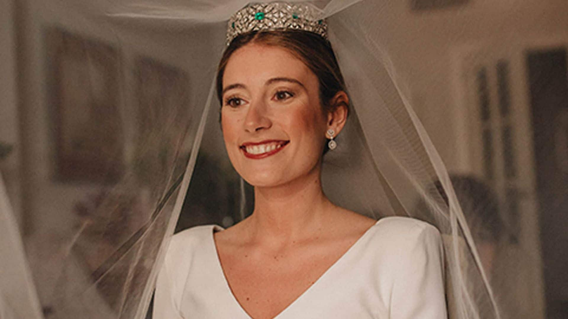 La boda en Sevilla de Sandra, la novia del vestido sencillo y la tiara de esmeraldas