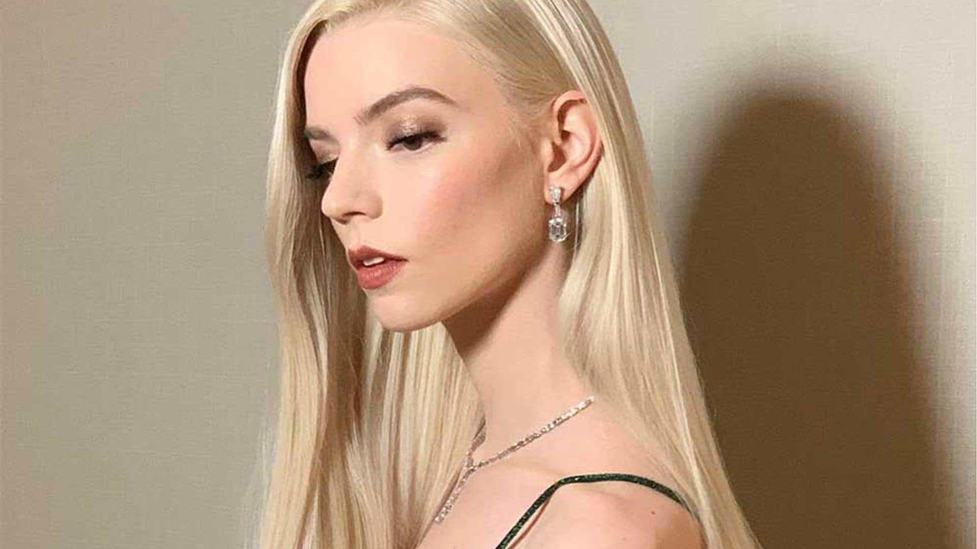 Escote de vértigo y acabado brillante: Anya Taylor-Joy y su increíble vestido 'Hollywood dorado'