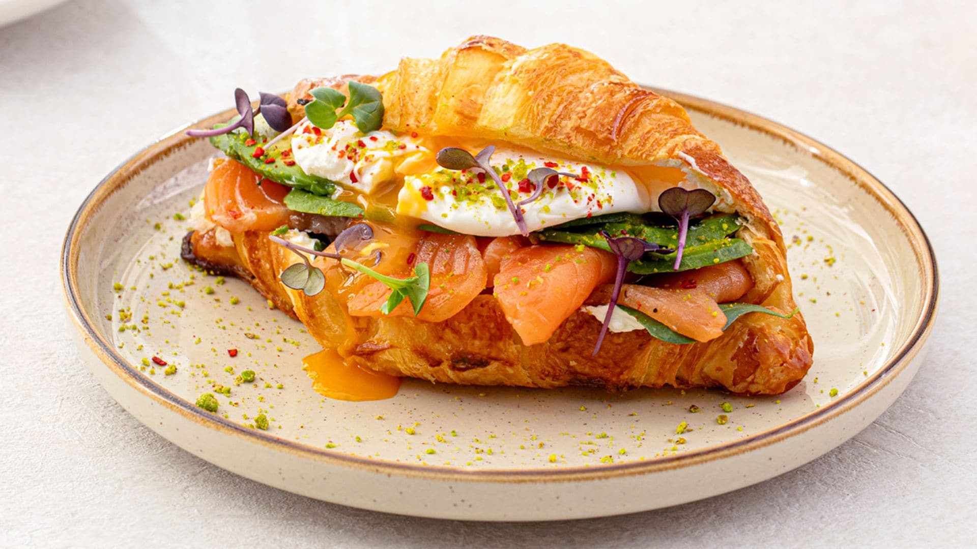 'Croissant' de salmón, huevo poché y queso crema