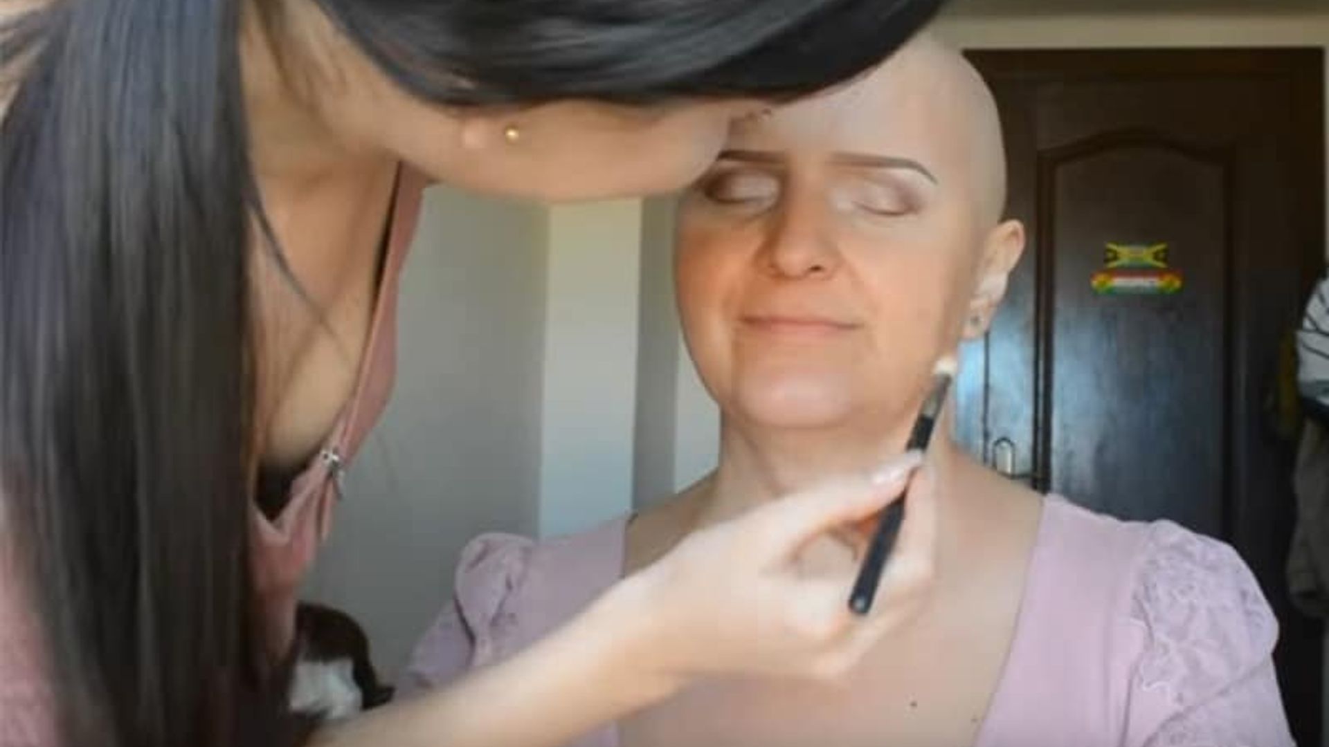 Esta chica y su madre han cautivado a las redes sociales con un emotivo tutorial de maquillaje