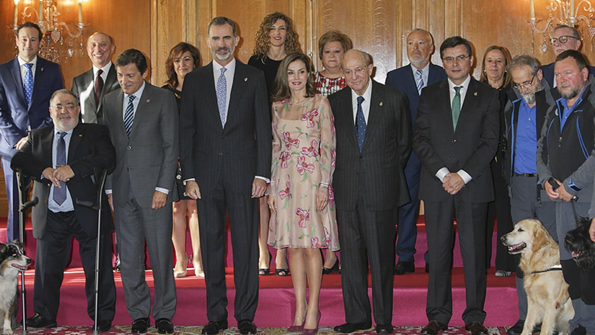 Los Reyes reciben a los galardonados en la antesala de los Premios Princesa de Asturias