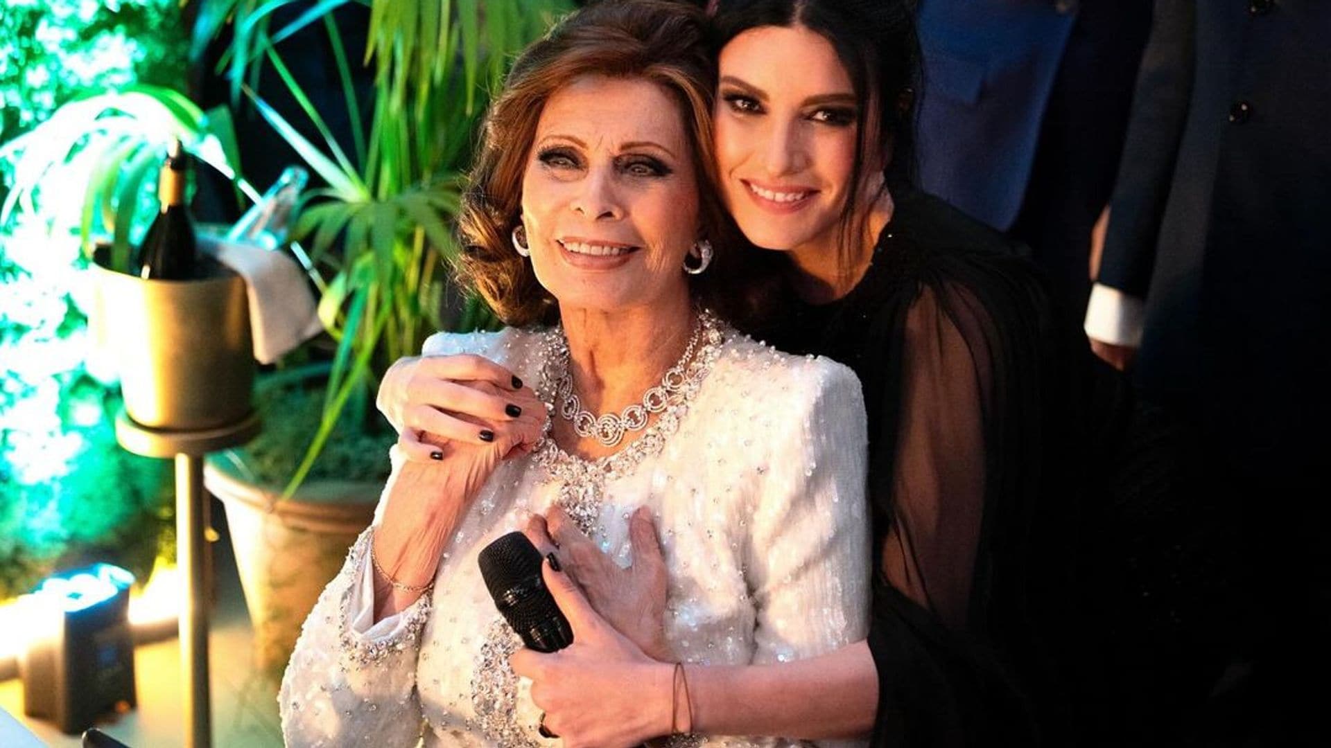 Laura Pausini, la invitada sorpresa en la celebración de Sophia Loren por su cumpleaños 90