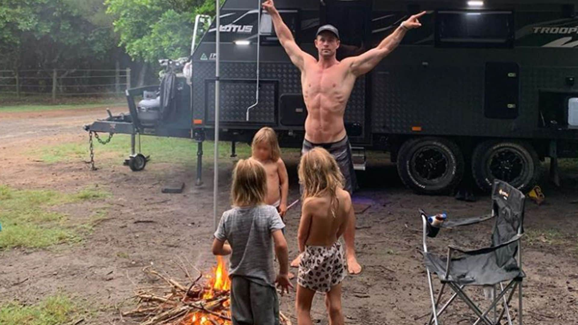 ¿Snorkel fuera del agua? Chris Hemsworth vuelve a demostrar que es un padre muy creativo