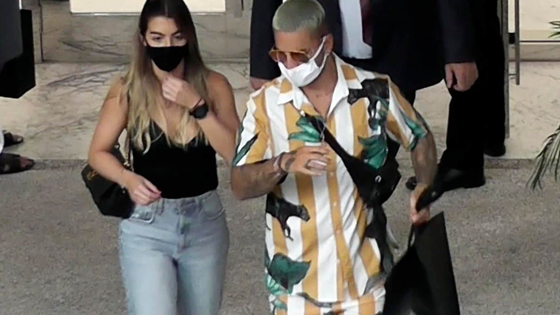 ¡No te lo pierdas! Maluma se pasea con su nueva novia por las calles de Miami