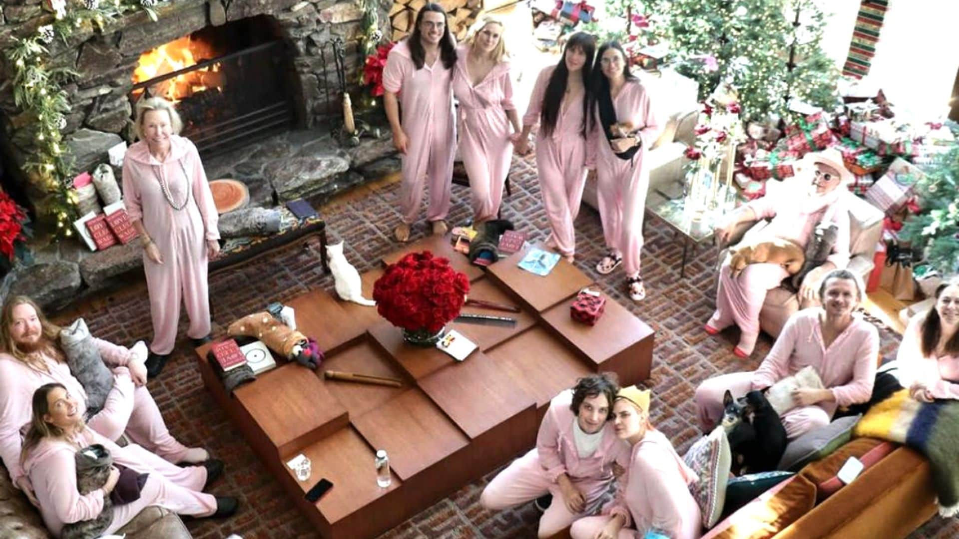 ¡Navidad de rosa! Demi Moore y su familia celebran una divertida fiesta de pijamas antes del fin de un agridulce de año