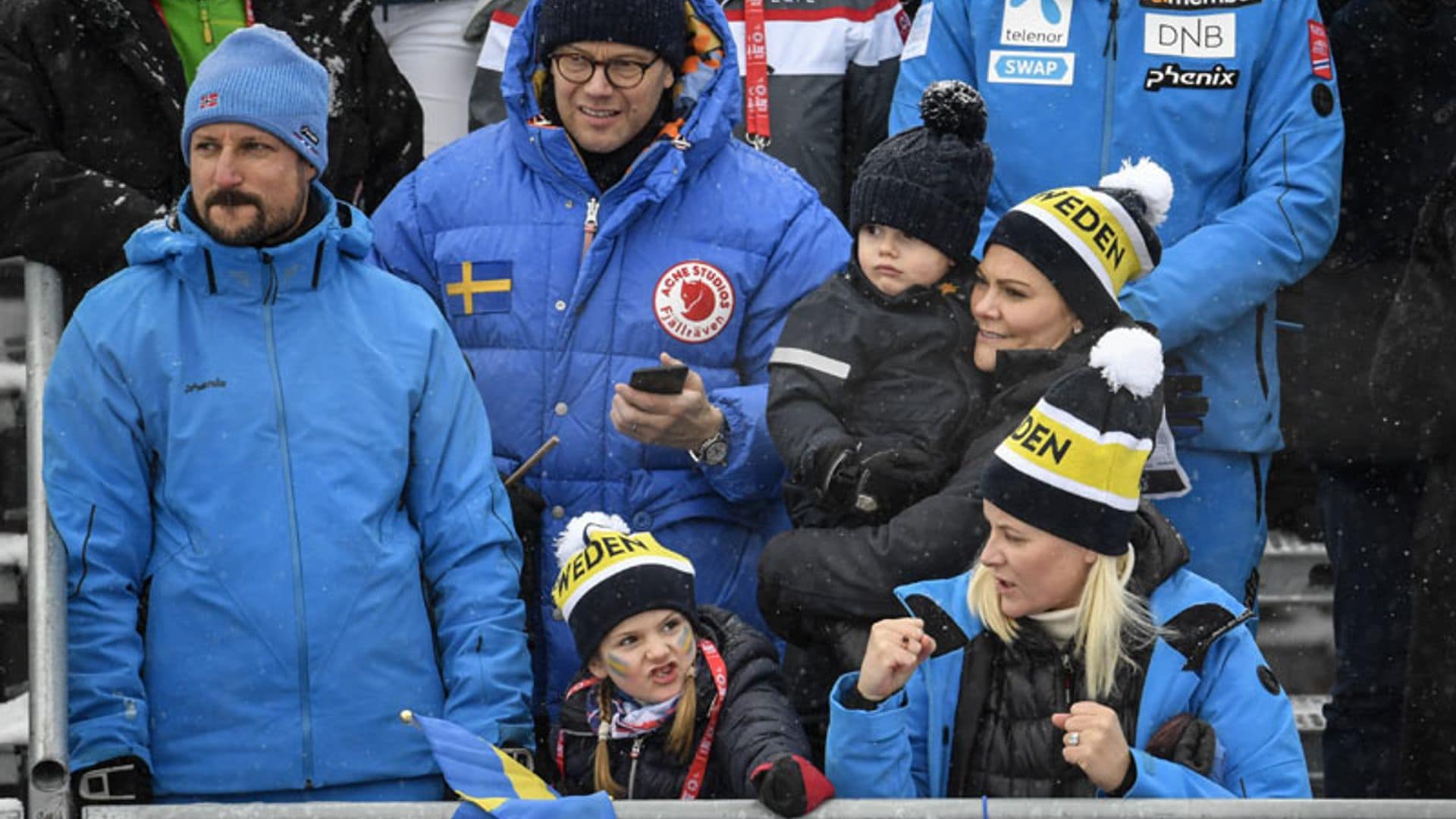 FOTOGALERÍA: Los príncipes de Noruega y Suecia demuestran su gran amistad en la nieve