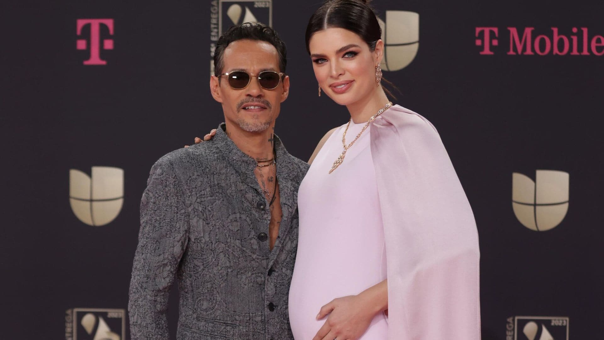 Marc Anthony y Nadia Ferreira reaparecen en su primera alfombra, esperando bebé y recién casados