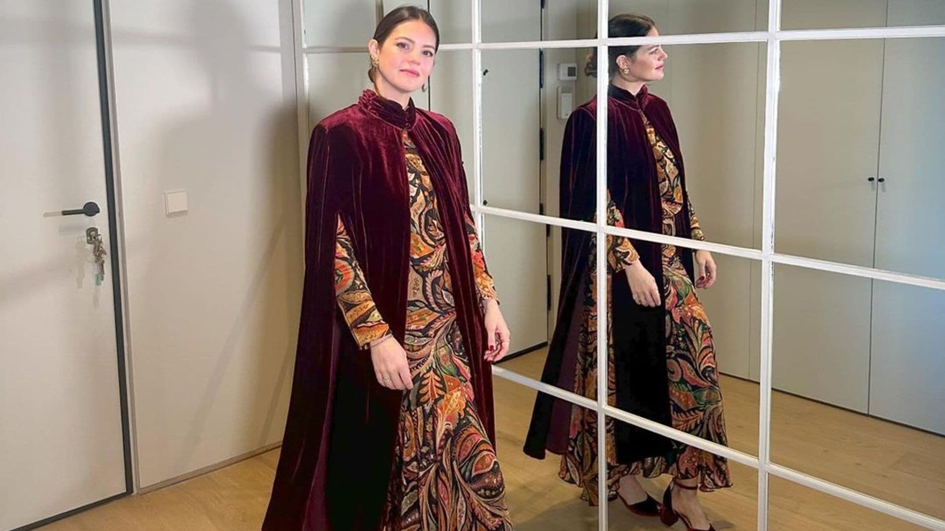 Isabelle Junot, la perfecta invitada de invierno con un conjunto estampado y capa de terciopelo