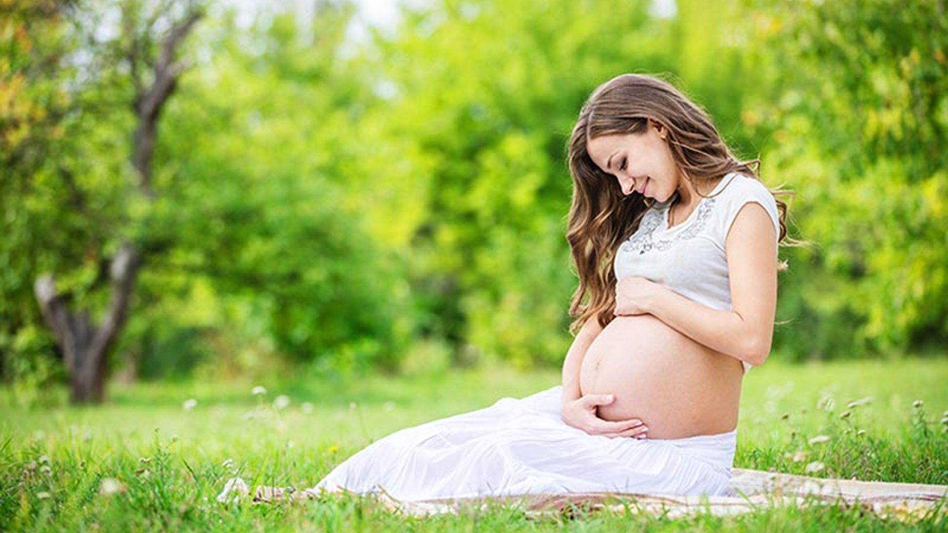 ¿Es normal que las mujeres embarazadas se toquen tanto la barriga?