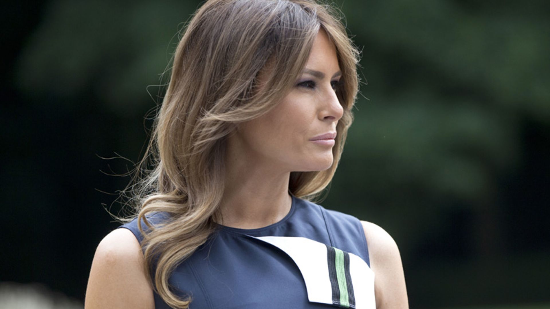 La razón por la que Melania Trump ha incluido en su maleta dos vestidos iguales