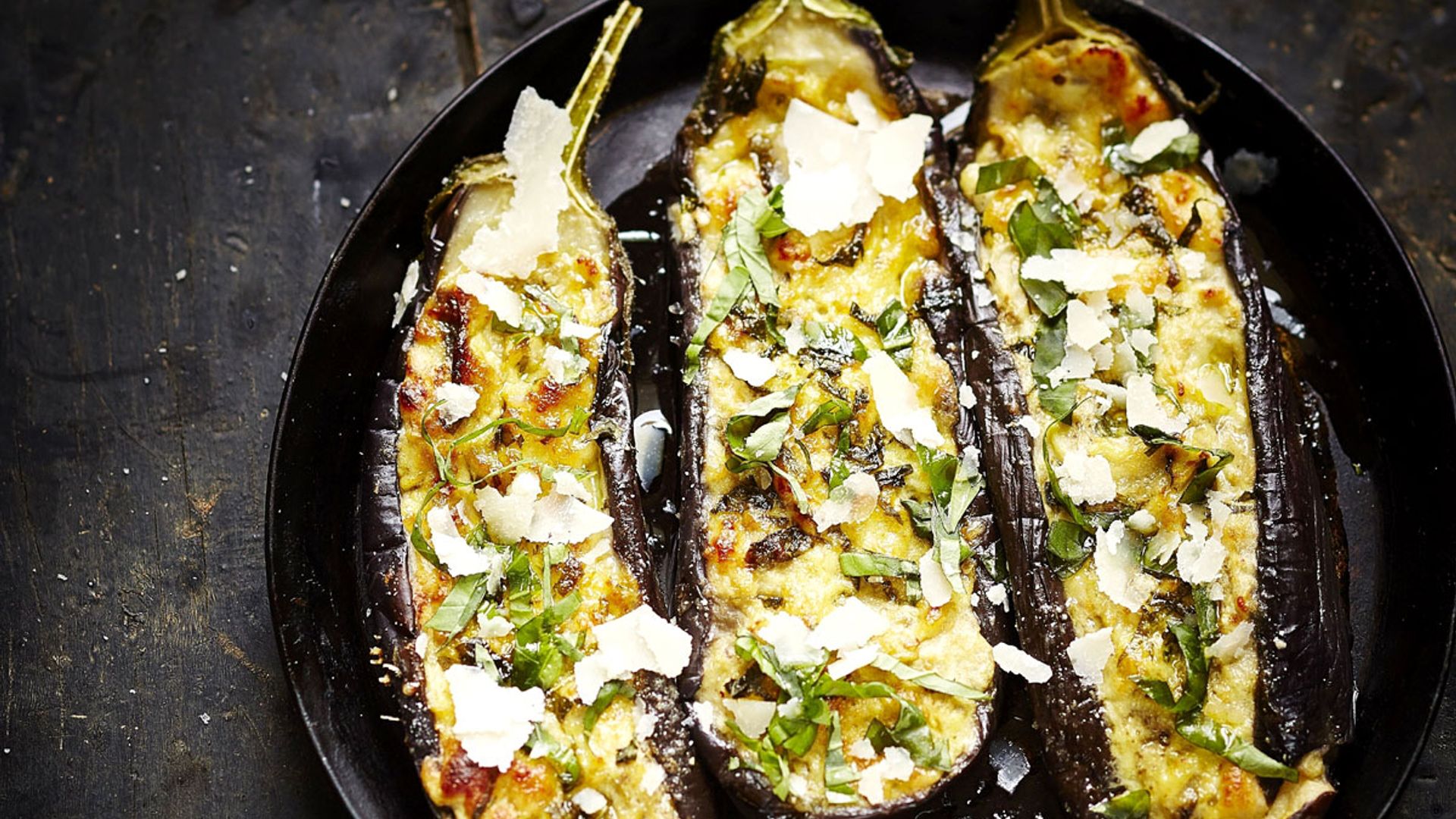 Berenjenas con verduras y parmesano en dos texturas