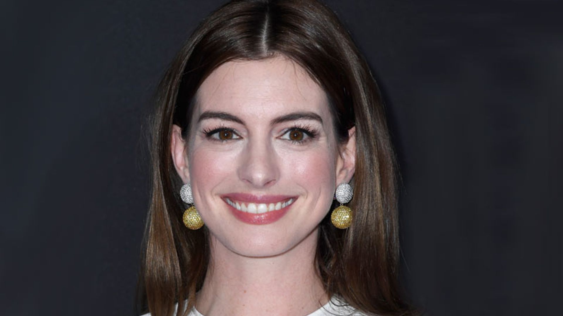 Anne Hathaway cambia de color de pelo por tercera vez en solo dos meses