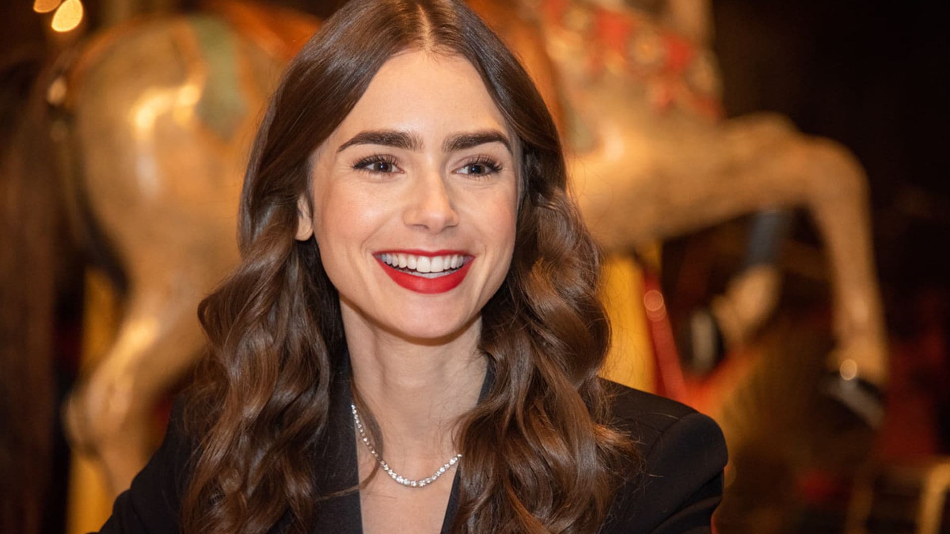 El vestidazo metalizado y 'eco' de Alta Costura que ha llevado Lily Collins en su visita a Madrid