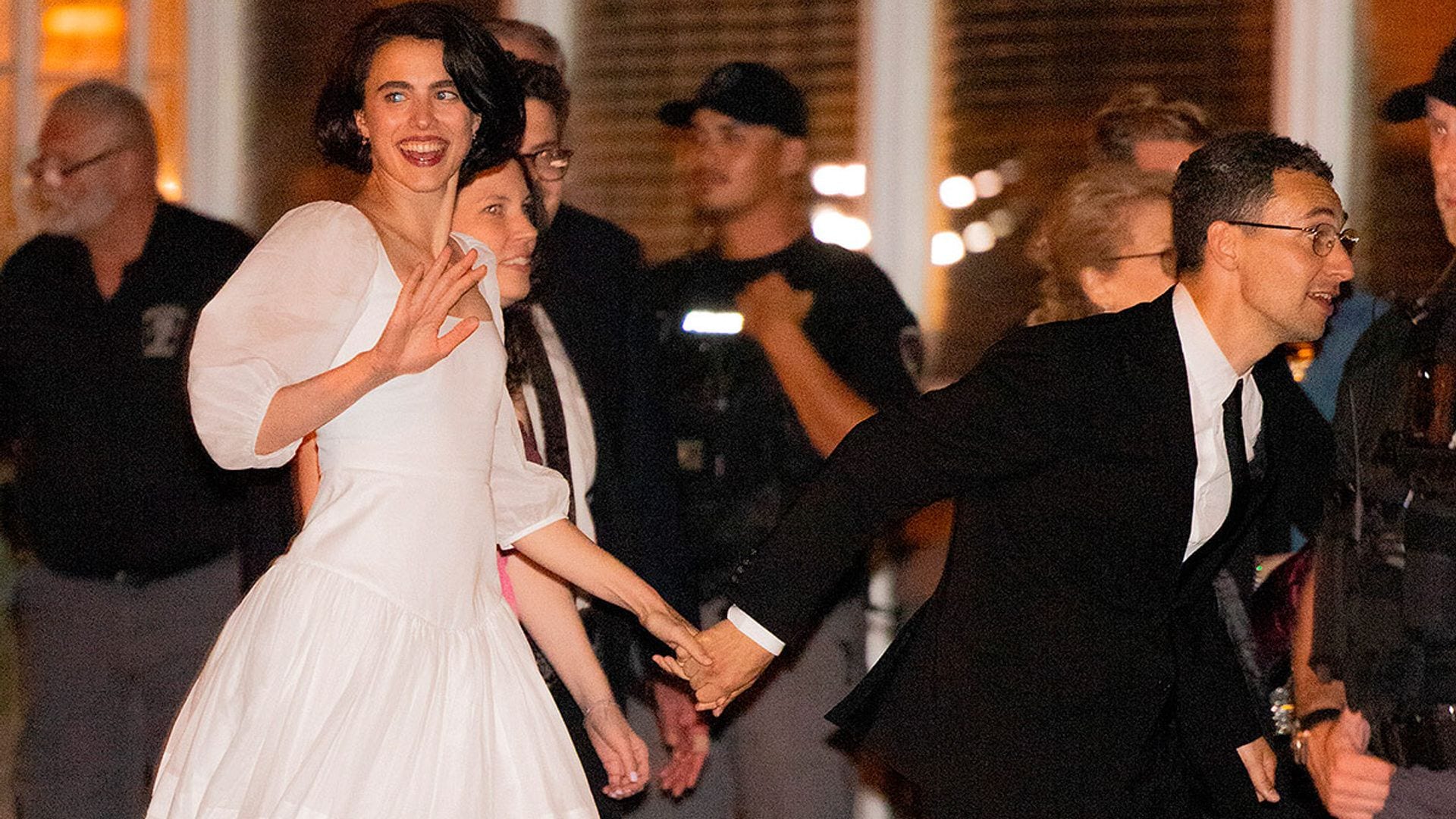 Margaret Qualley sorprende con un sensual vestido lencero de seda y zapatos 'Mary Jane' en su boda