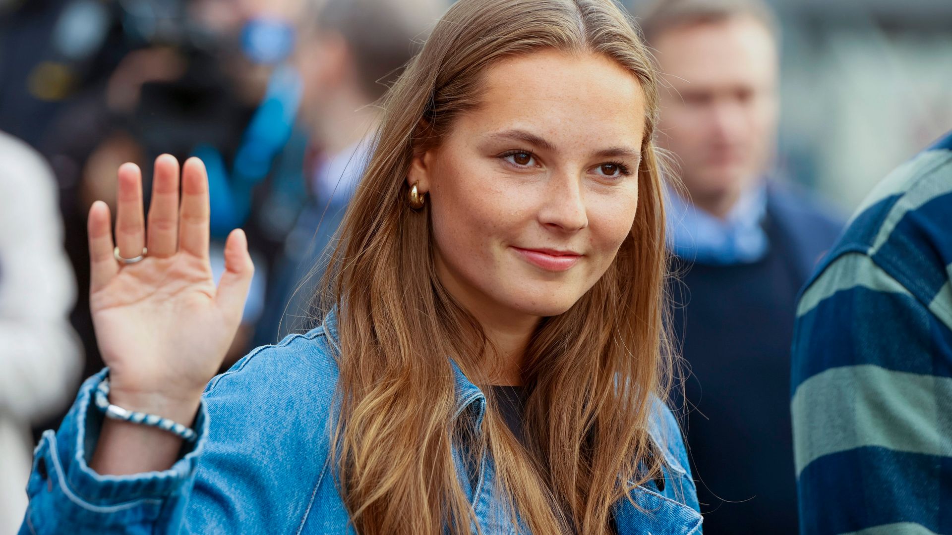 Ingrid de Noruega combina la gabardina vaquera que será tendencia en otoño con un bolso 'vintage' de su madre