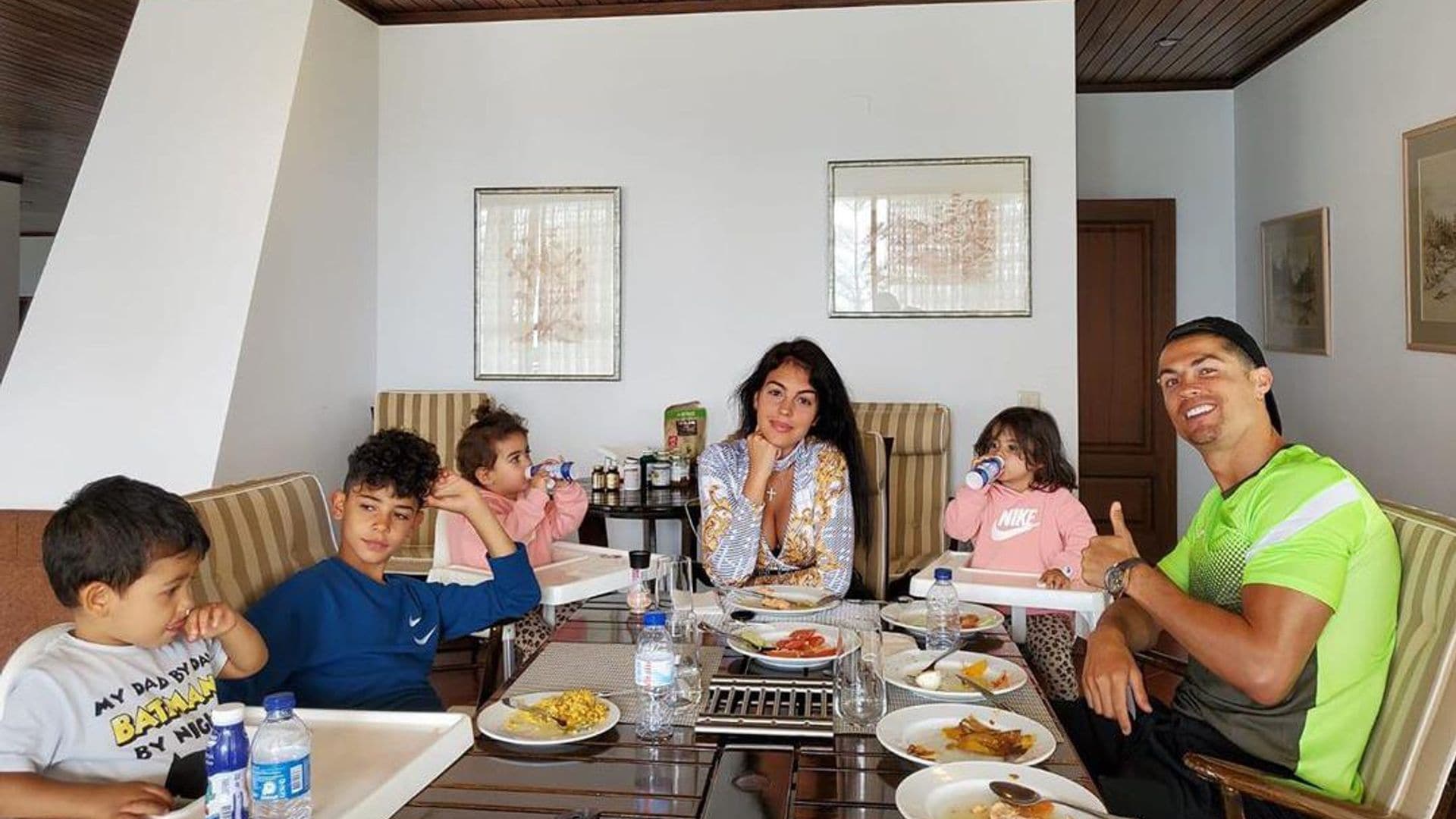 Mateo, el hijo de Cristiano Ronaldo, es todo risas al lado de su padre