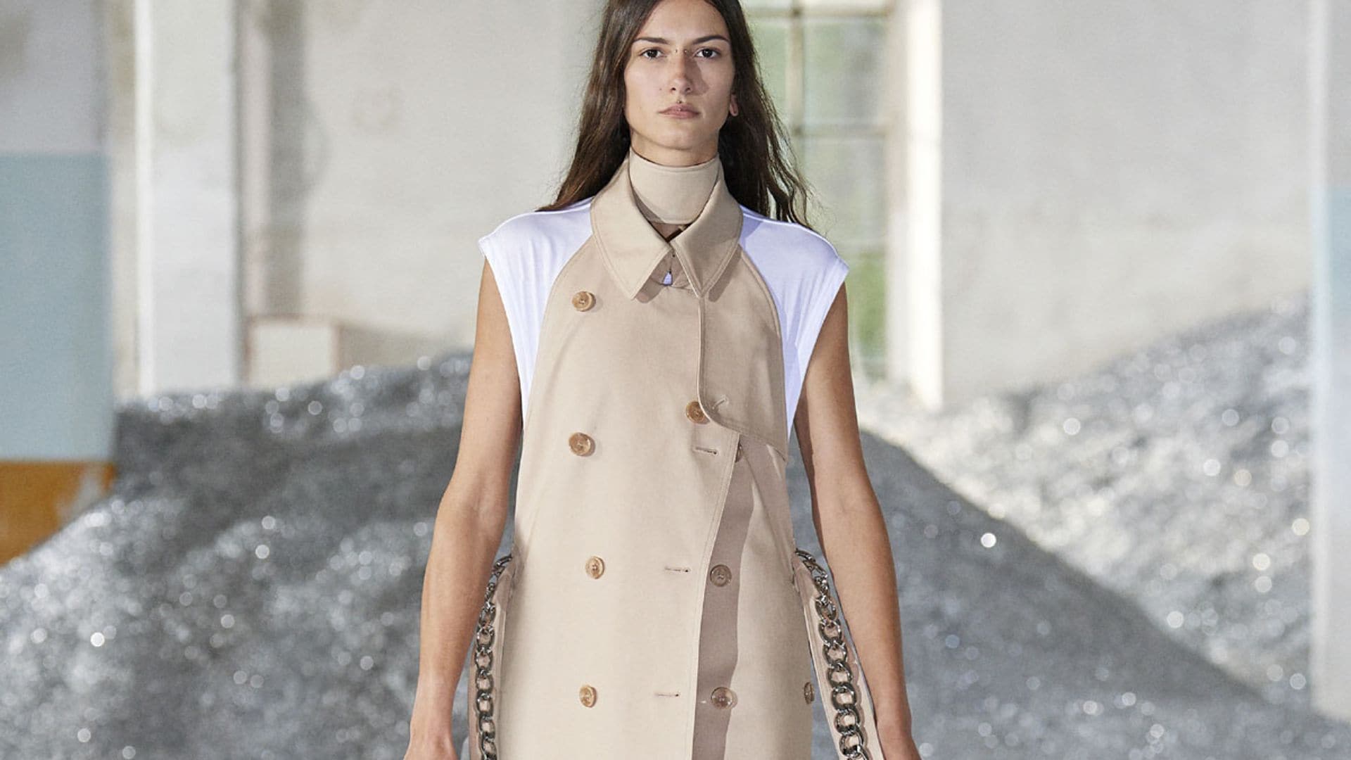 Burberry reimagina la gabardina en un desfile que hay que mirar dos veces