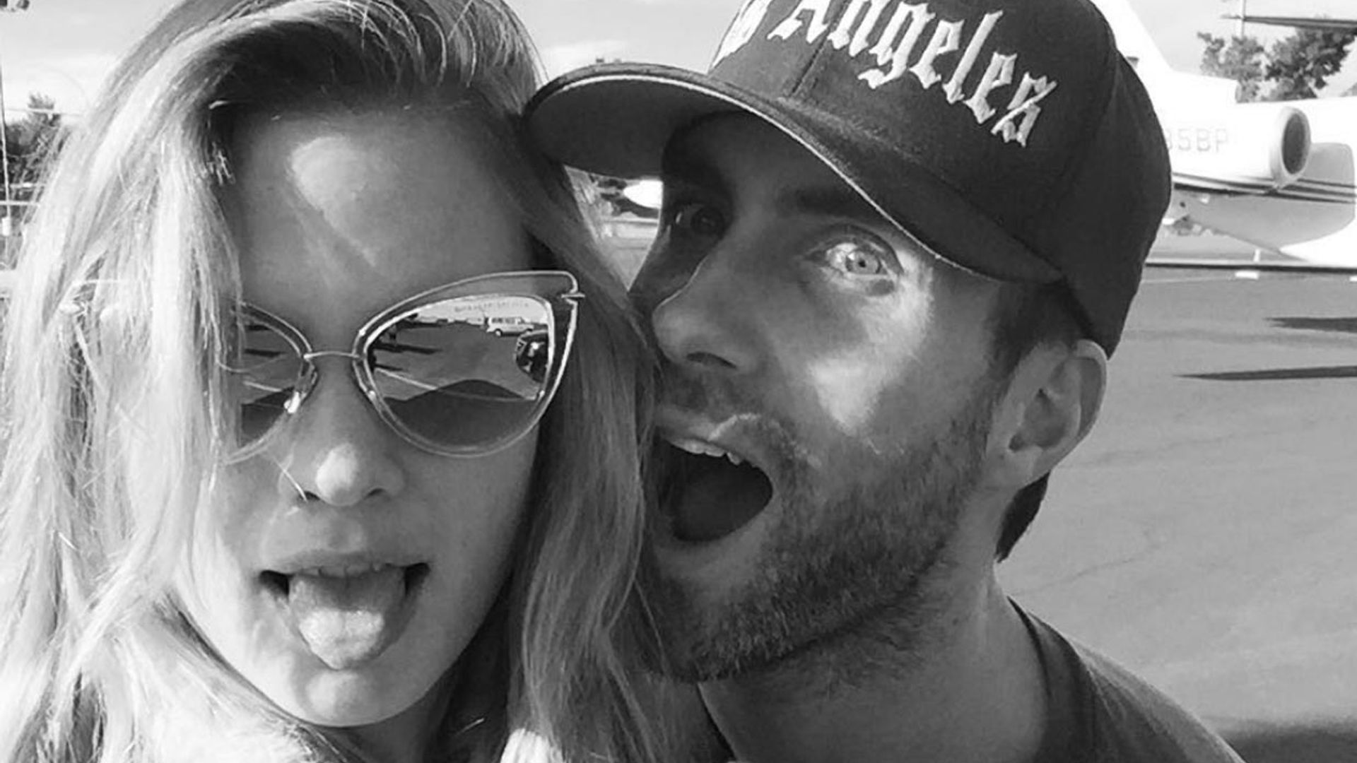 El divertido debate de Adam Levine y Behati Prinsloo ¡por un complemento!