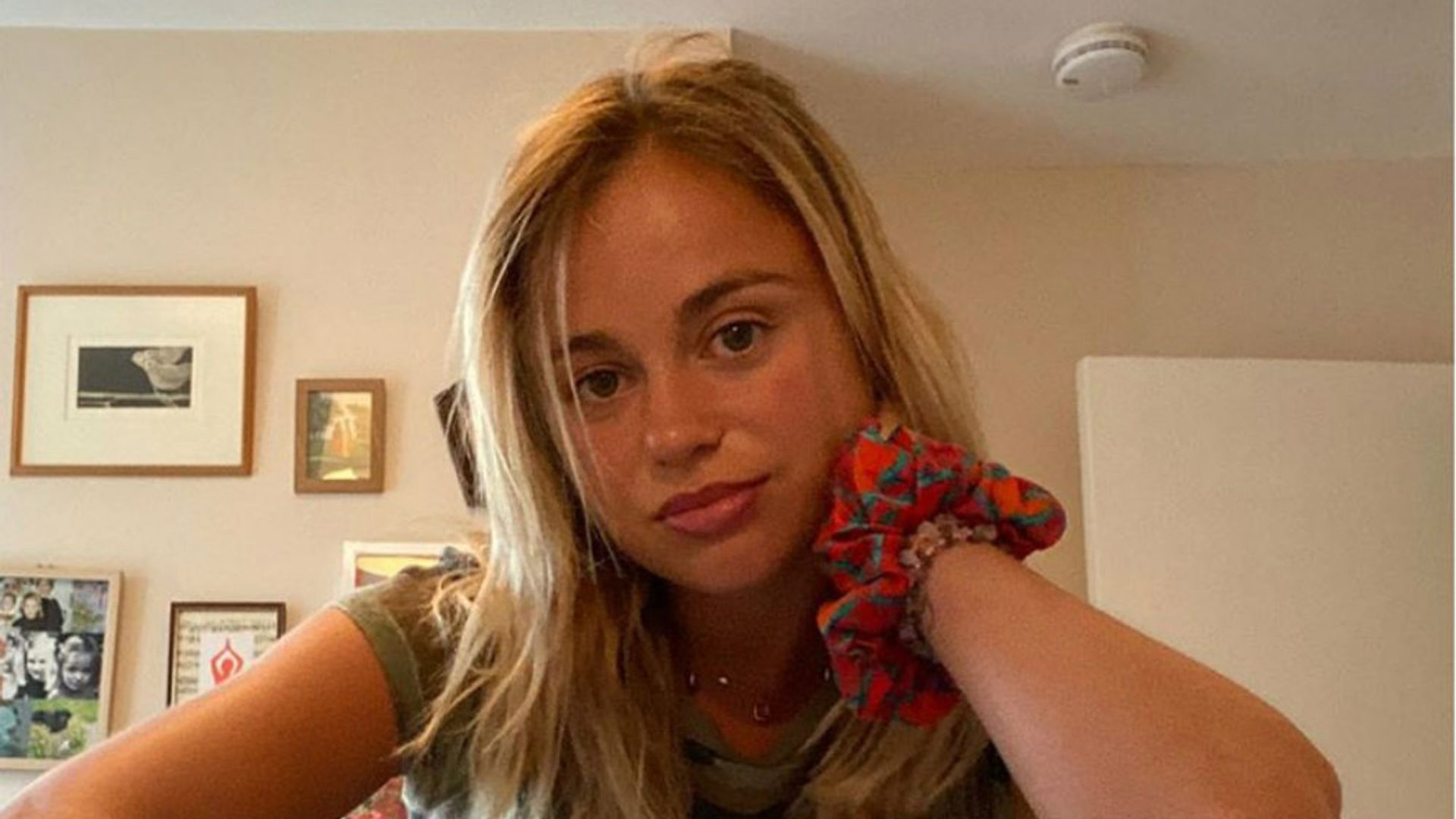 La 'maxifalda' de Amelia Windsor que sí favorece a las chicas bajitas