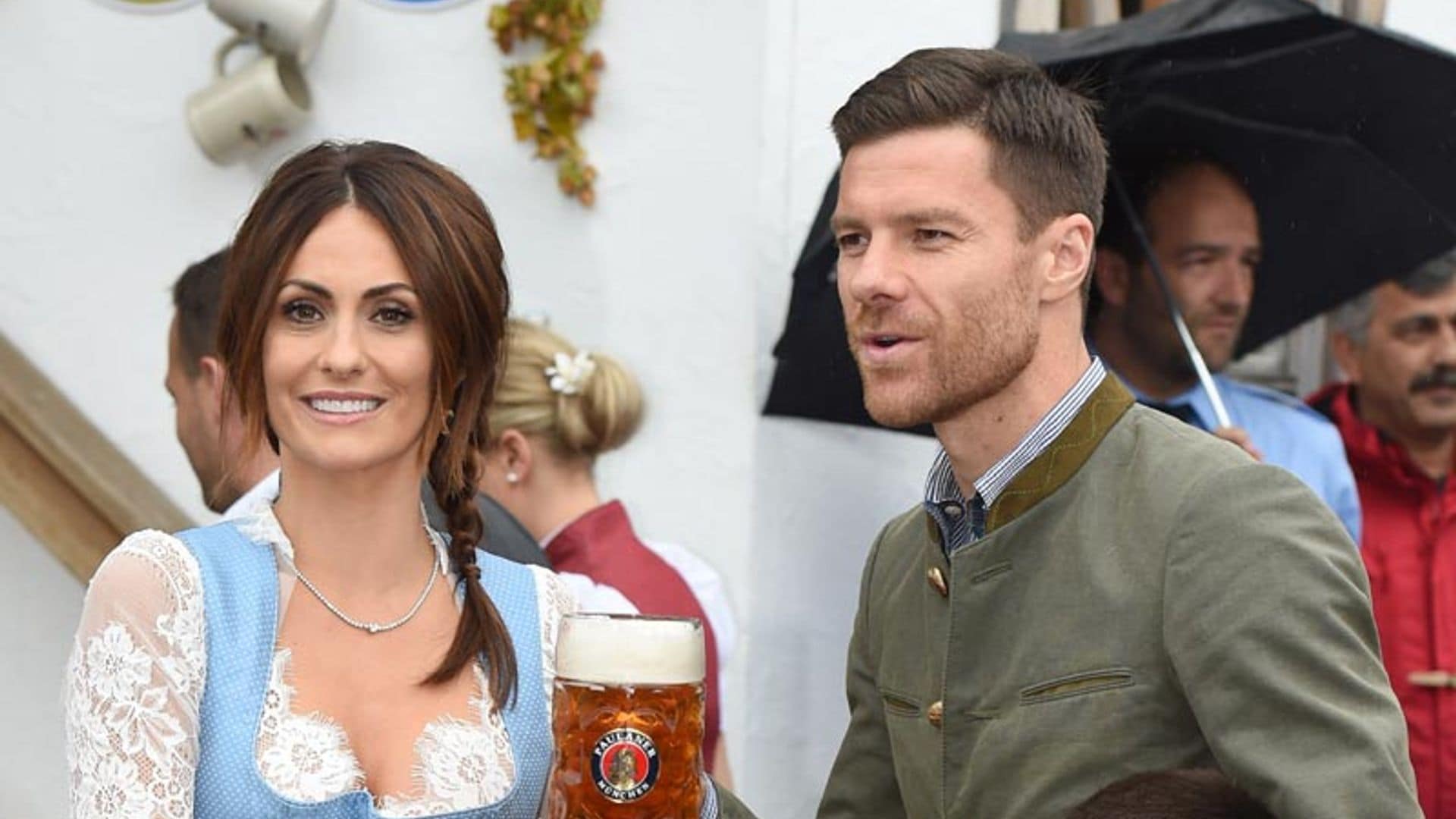 Xabi Alonso y Nagore Aranburu, familia y diversión en una cita tradicional en su tierra adoptiva