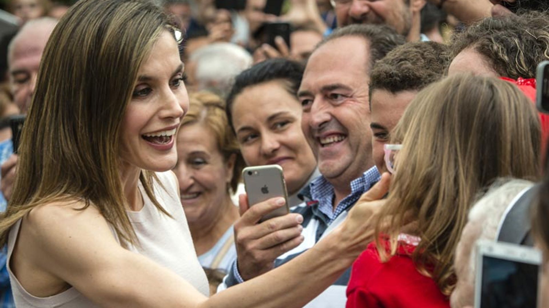 La reina Letizia muestra su lado más maternal en su tierra