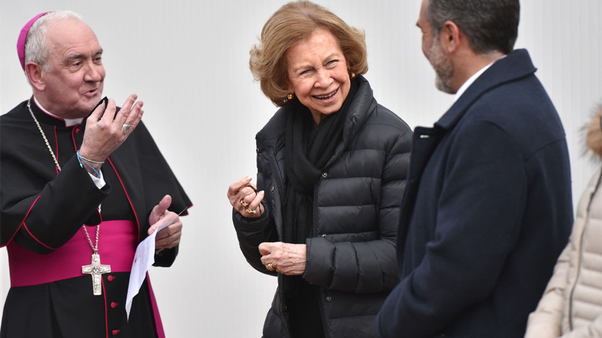 El último acto público de la reina Sofía mientras don Juan Carlos cenaba con Vargas Llosa y Macron en París