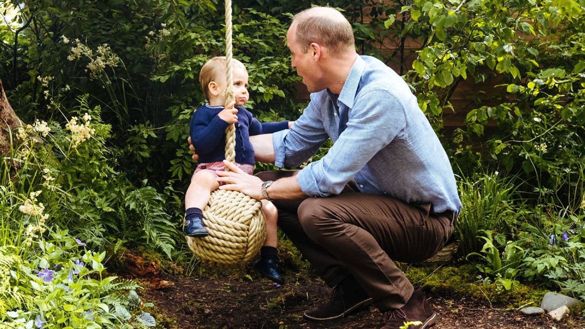 Los primeros pasos del príncipe Louis en el jardín de 'cuento' diseñado por su madre