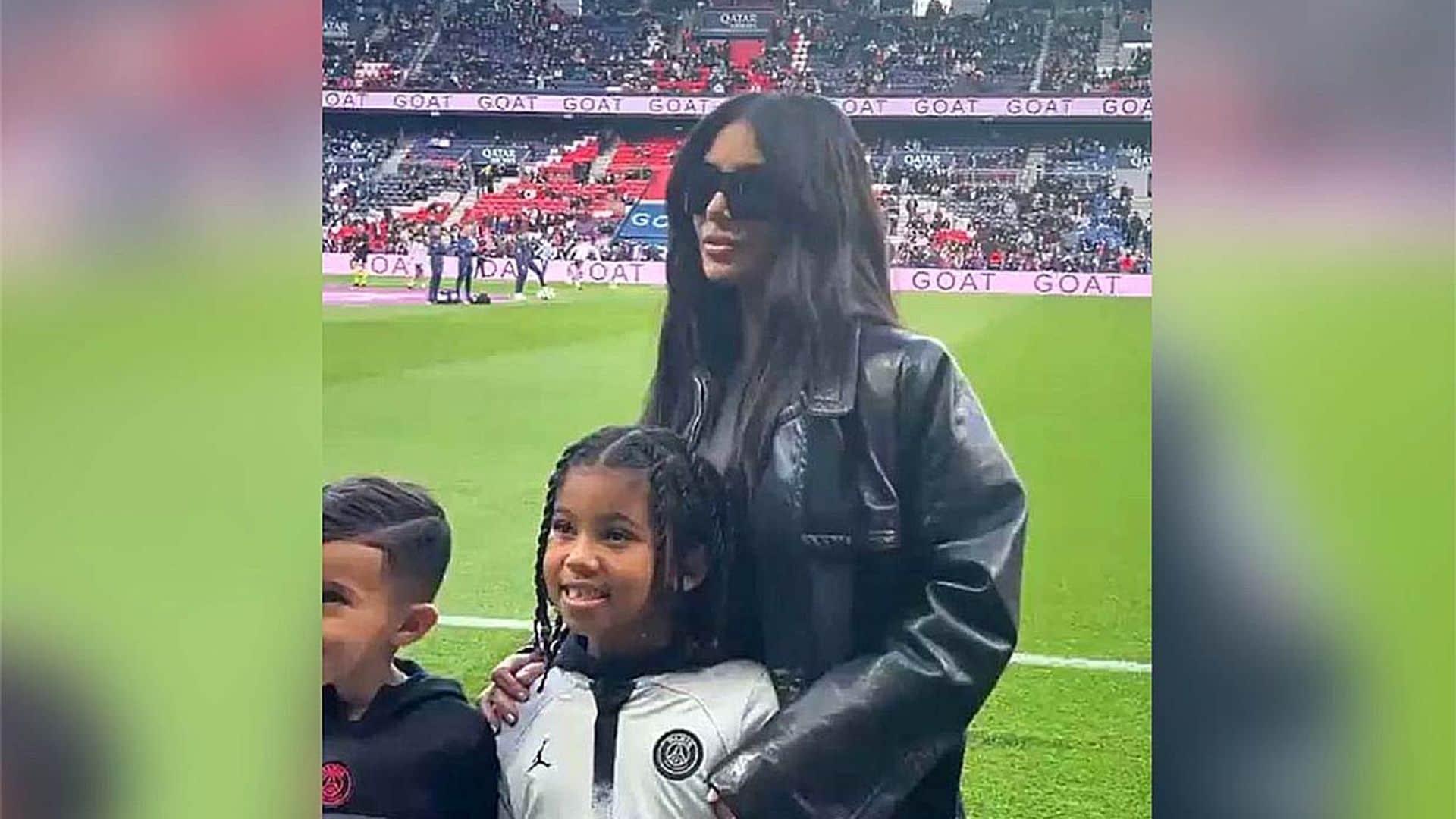 El hijo de Kim Kardashian se hace viral cuando Messi le saluda en el estadio del PSG