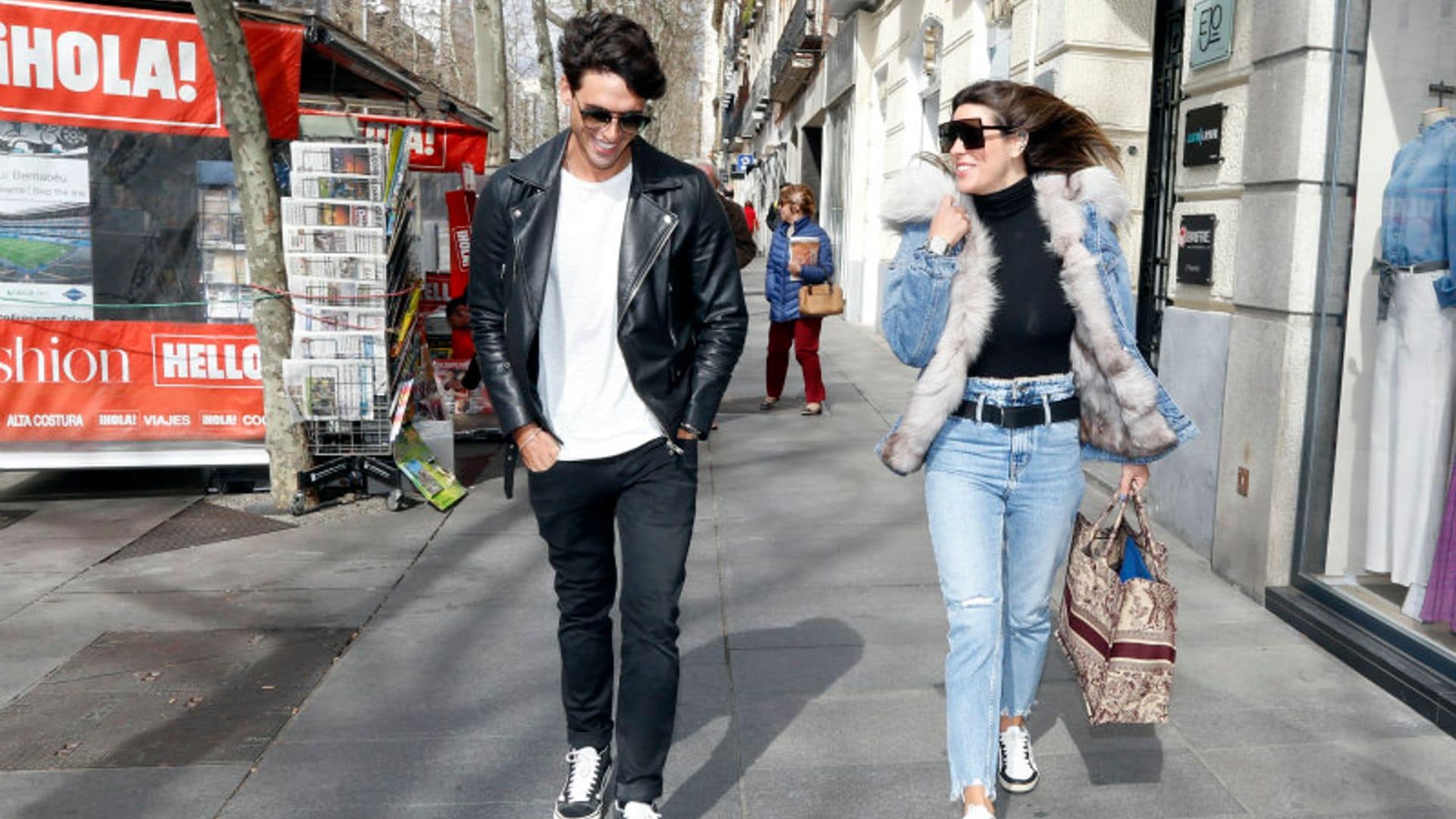 Laura M. Flores y Daniel Illescas se suman a la tendencia de las parejas de moda