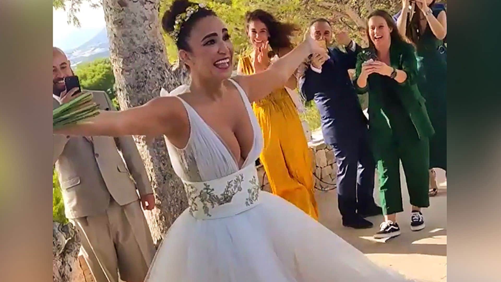 La divertidísima celebración de Cristina Rodríguez en su boda al ritmo de 'Vivo cantando' de Salomé