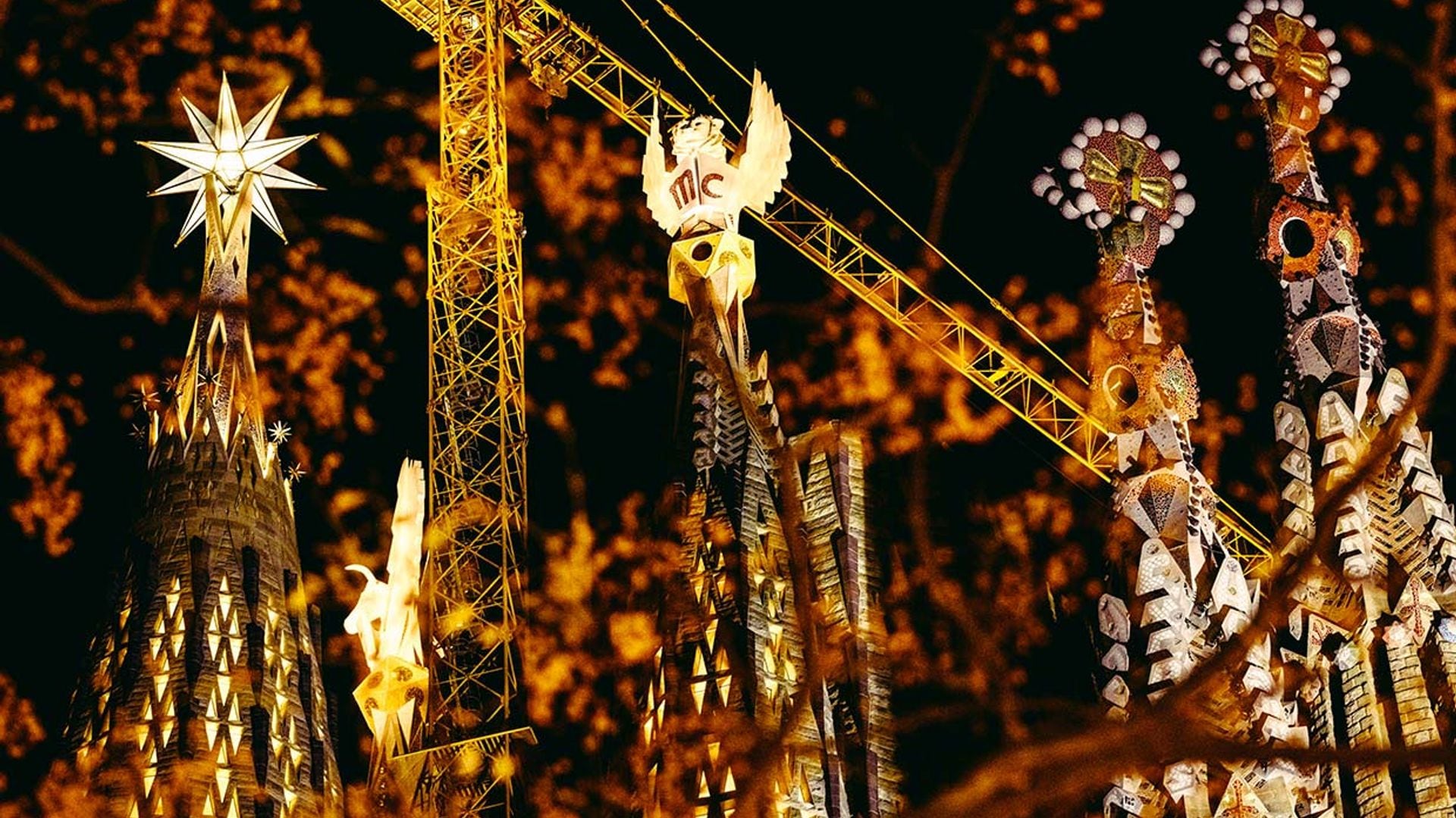 Culminadas las torres de los cuatro Evangelistas, la Sagrada Familia se ilumina por Navidad