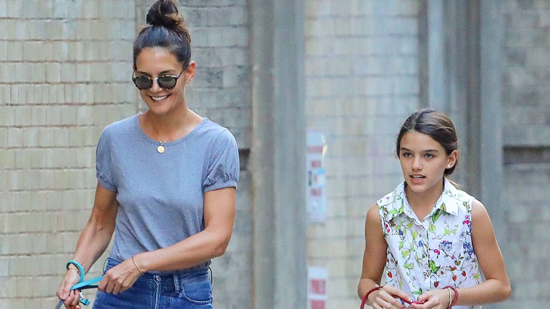 Katie Holmes sonríe junto a su hija Suri en su primera aparición tras conocerse su ruptura con Jamie Foxx