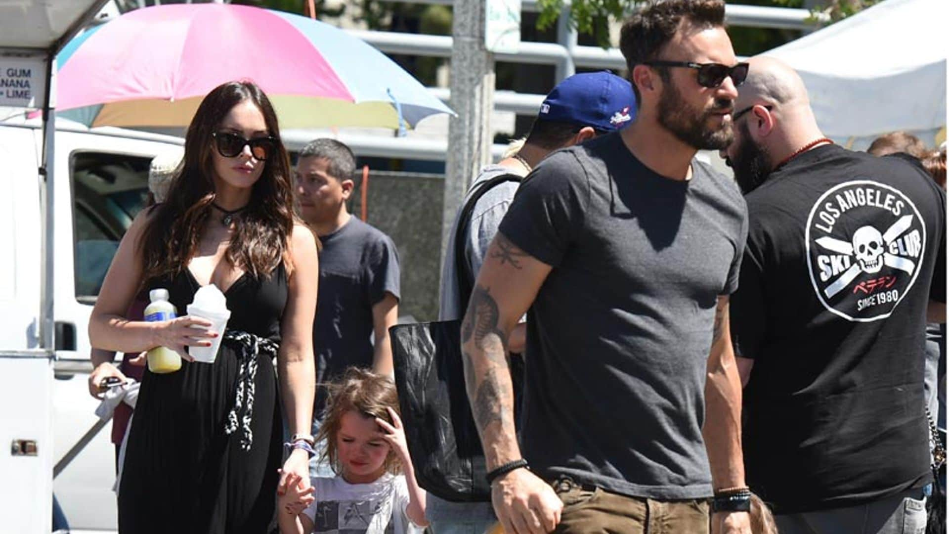 Una embarazada Megan Fox y su exmarido juegan a ser una familia feliz, aunque el bebé 'no entraba en sus planes'