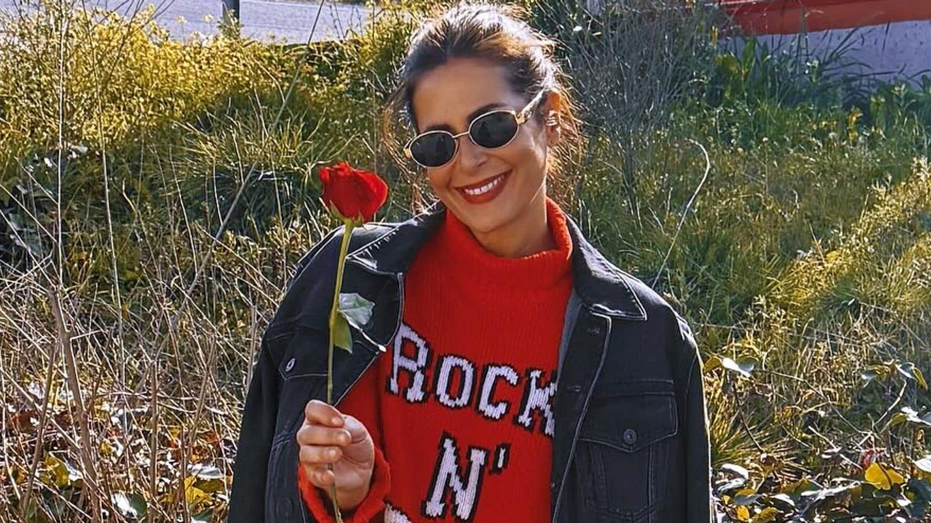 Rojo y de rebajas: el jersey de Nuria Roca más rockero perfecto para la primavera anticipada