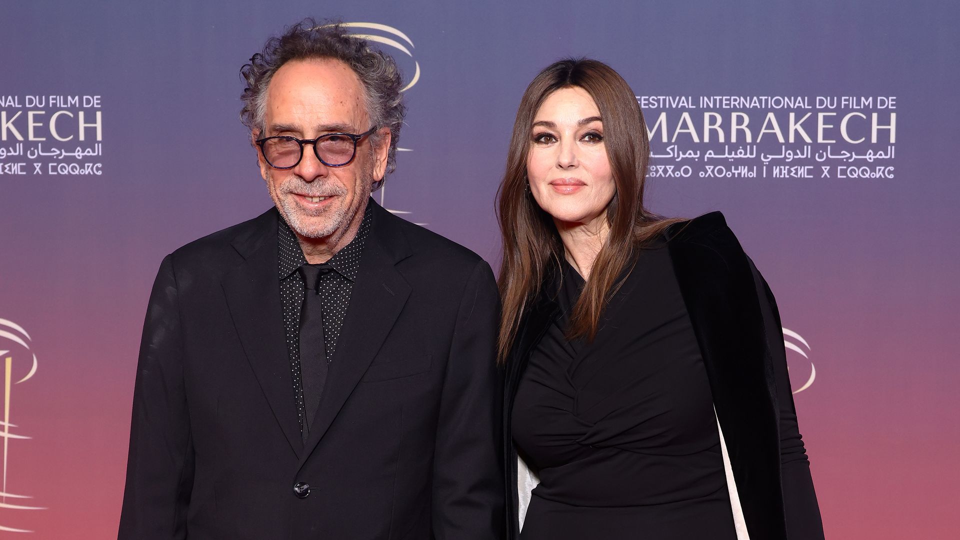 Monica Bellucci, junto a Tim Burton, triunfa en el Festival de Cine de Marrakech con vestido drapeado y capa de terciopelo