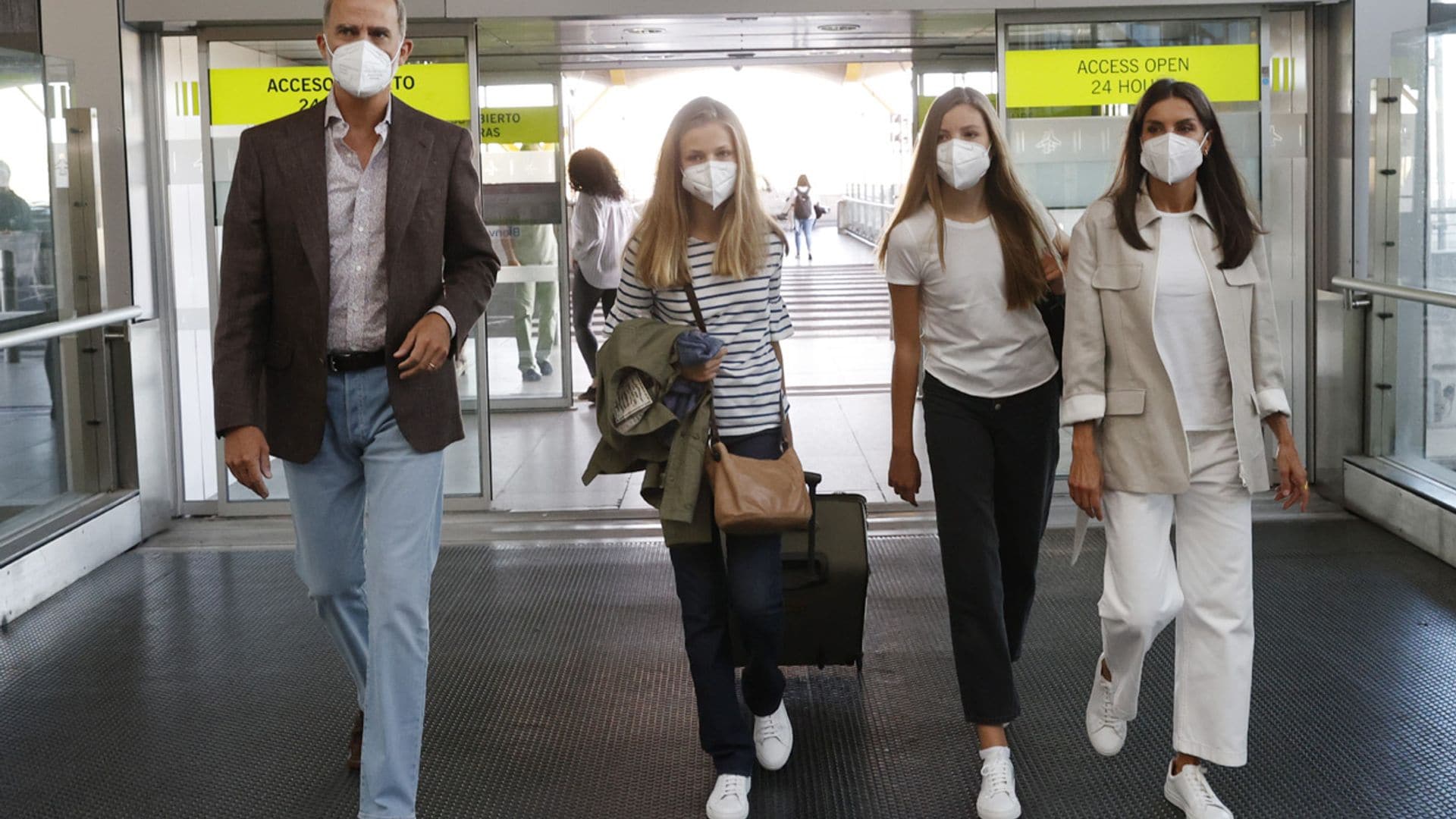 Las emotivas fotografías de los Reyes despidiendo a su hija Leonor en el aeropuerto