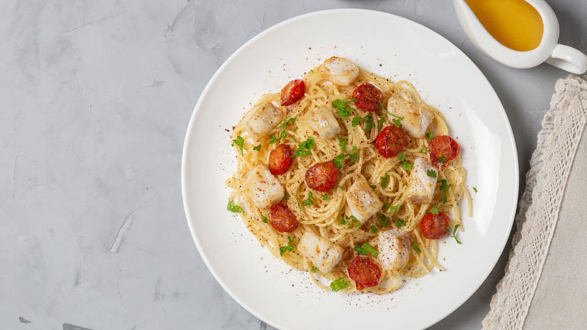 Espaguetis con bacalao y tomates cherry