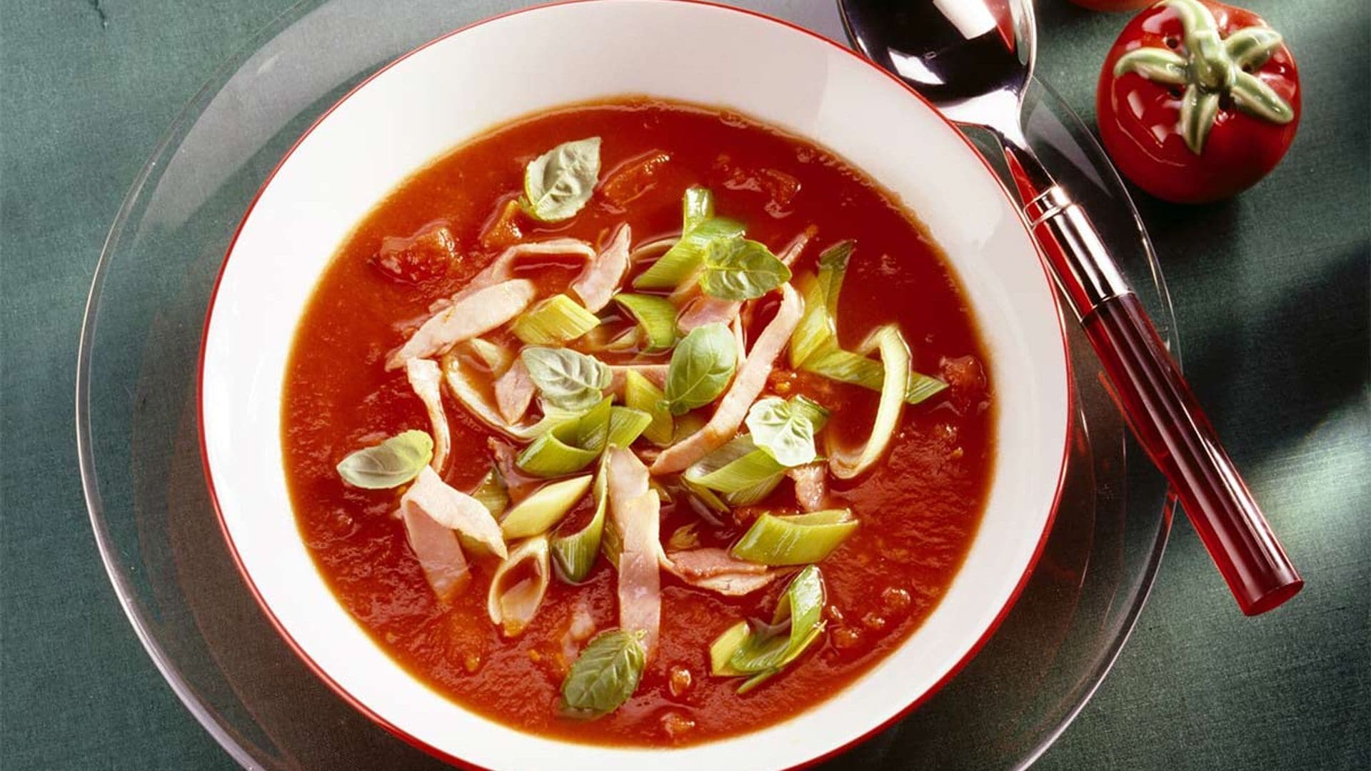 Sopa de tomate con puerro y jamón cocido