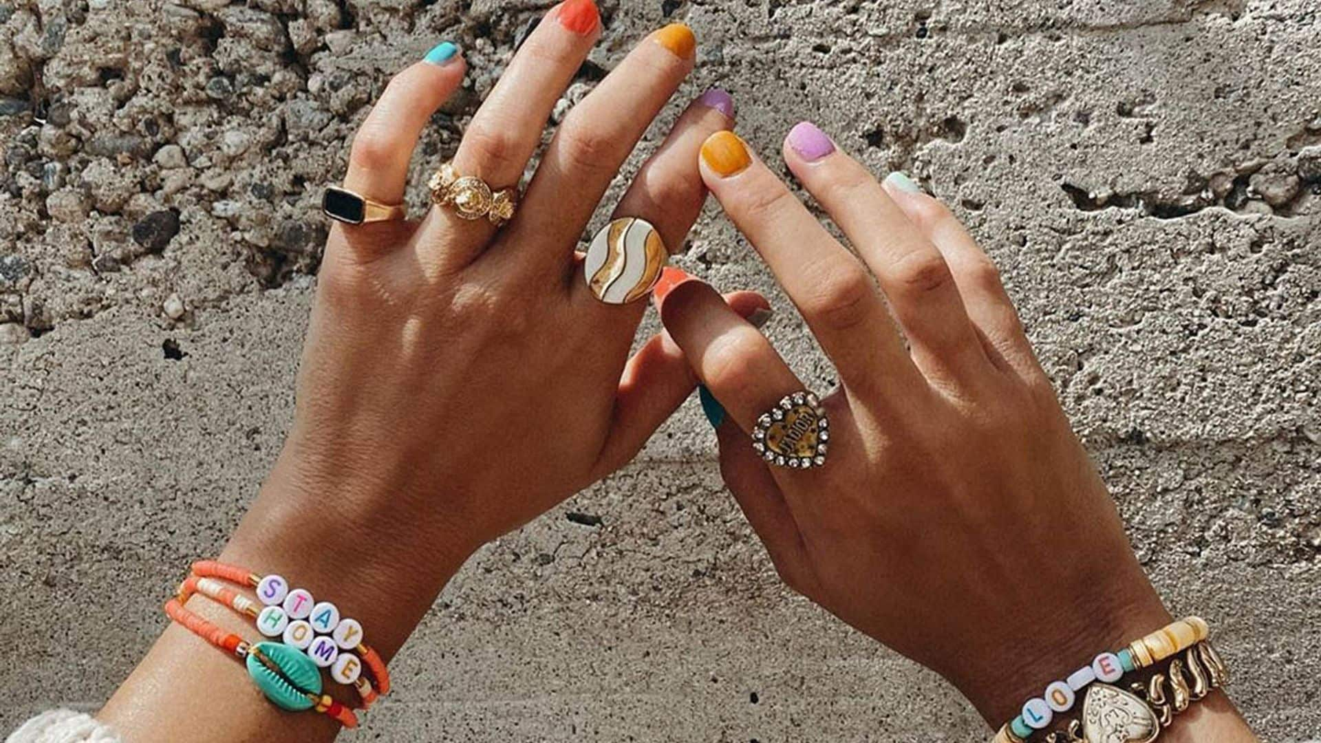 11 accesorios coloridos que van a subir el ánimo de tus looks caseros