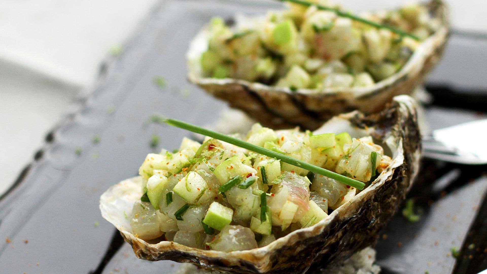 Ostras con tartar de lubina