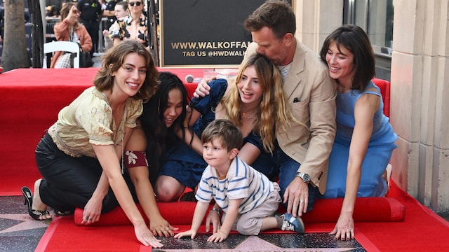 Ewan McGregor con su esposa, Mary Elizabeth Winstead, y sus hijos Clara, Anouk, Jamyan y Laurie el día que recibe la Estrella de la Fama el 12 septiembre de 2024