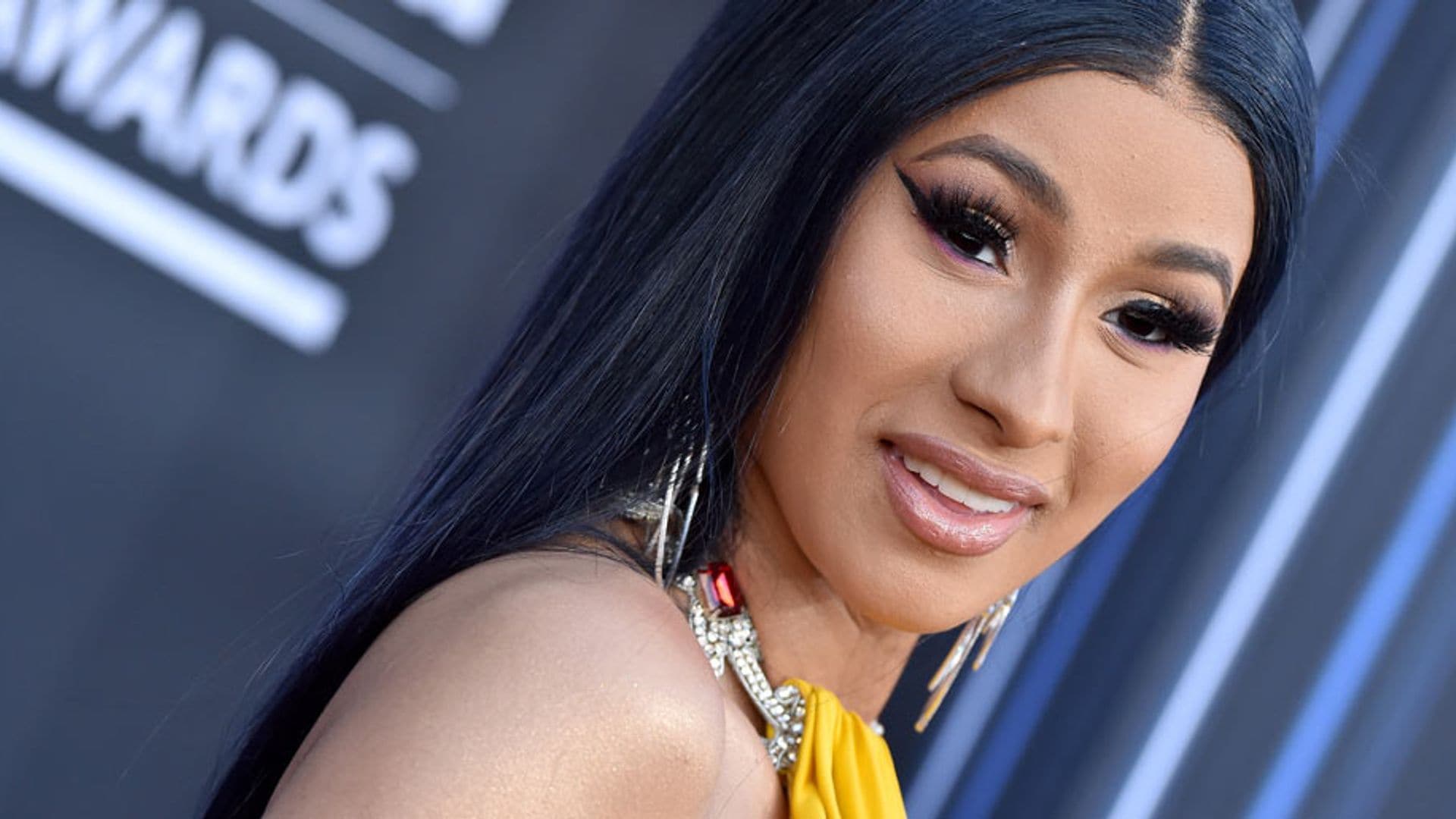 Dile adiós a las ojeras y bolsas con la técnica de Cardi B