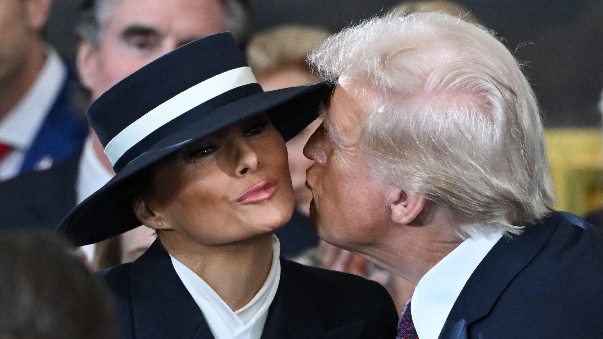 El comentado 'no beso' entre Donald Trump y su esposa, Melania, durante la  investidura presidencial