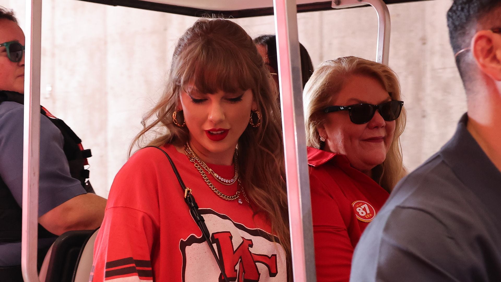 Taylor Swift hace cómplice a su madre de su historia de amor con Travis Kelce