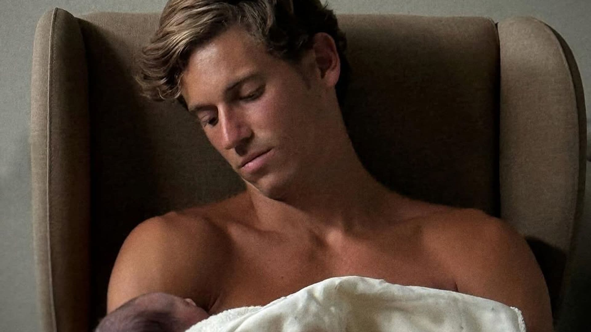 Así le ha dedicado un exultante Marcos Llorente su último gol a su hija recién nacida