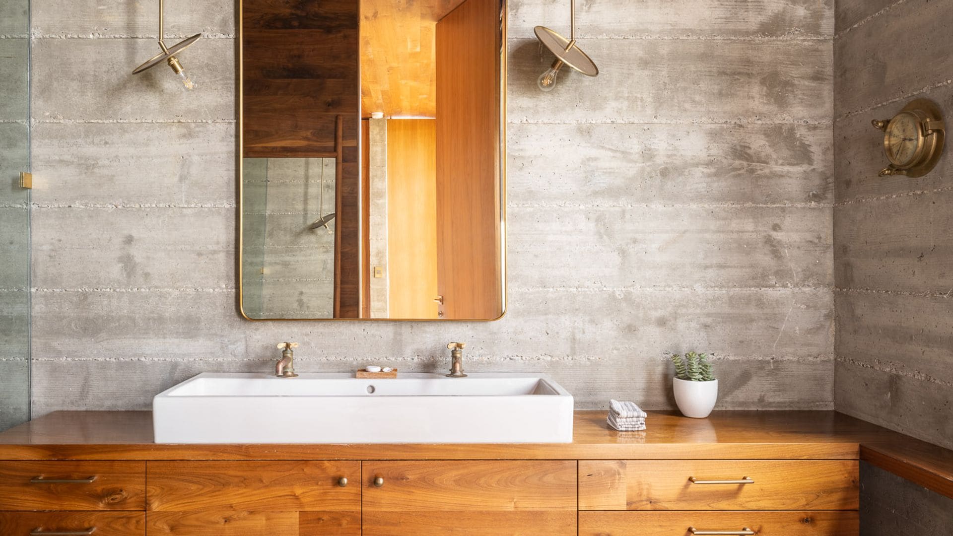 Baño con mueble de lavabo de madera