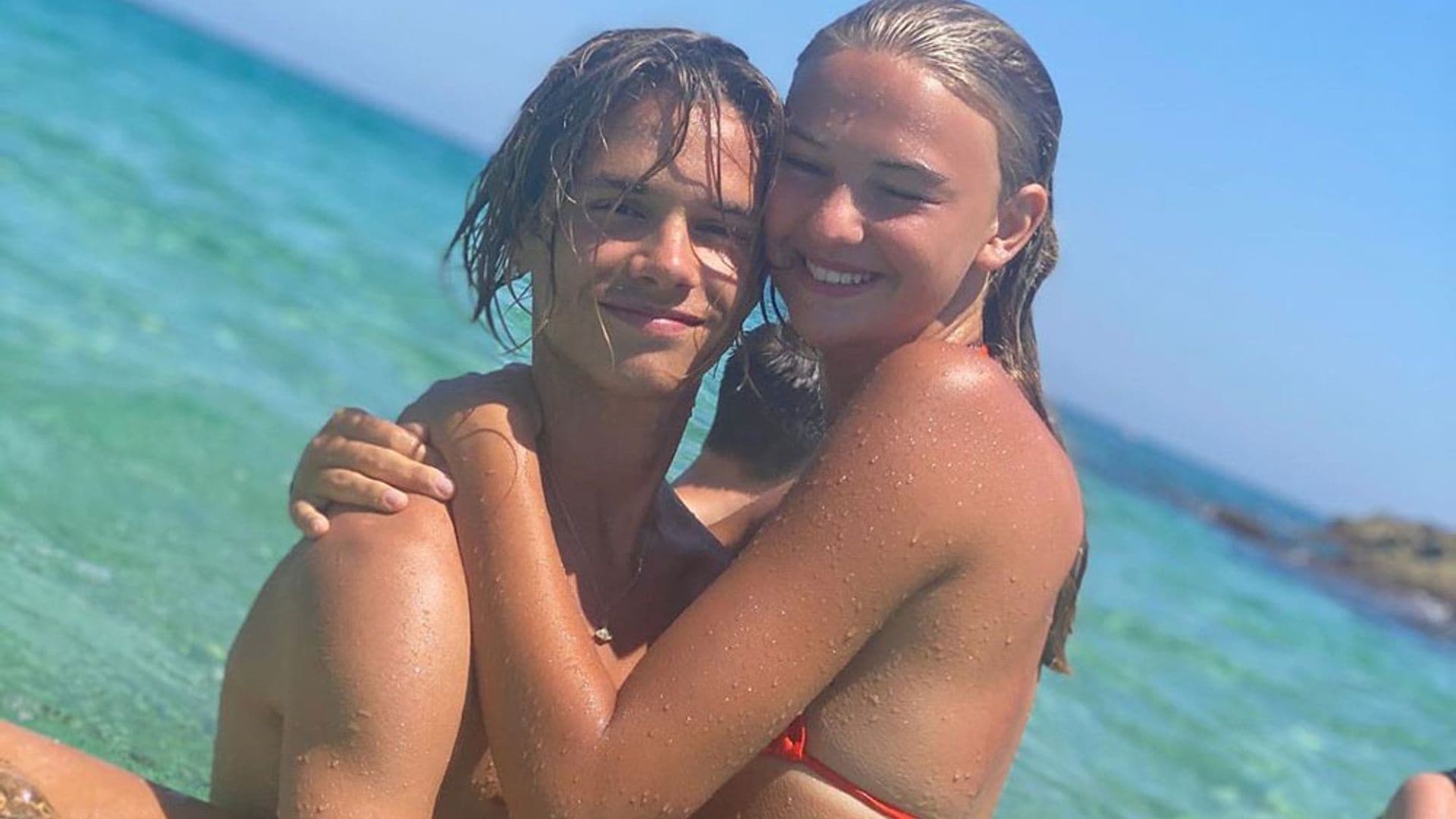 Romeo Beckham comparte sus fotos más románticas con Mia Regan