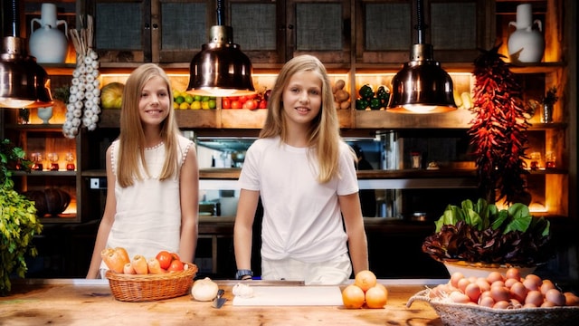 la infanta sof a y la princesa leonor en la cocina