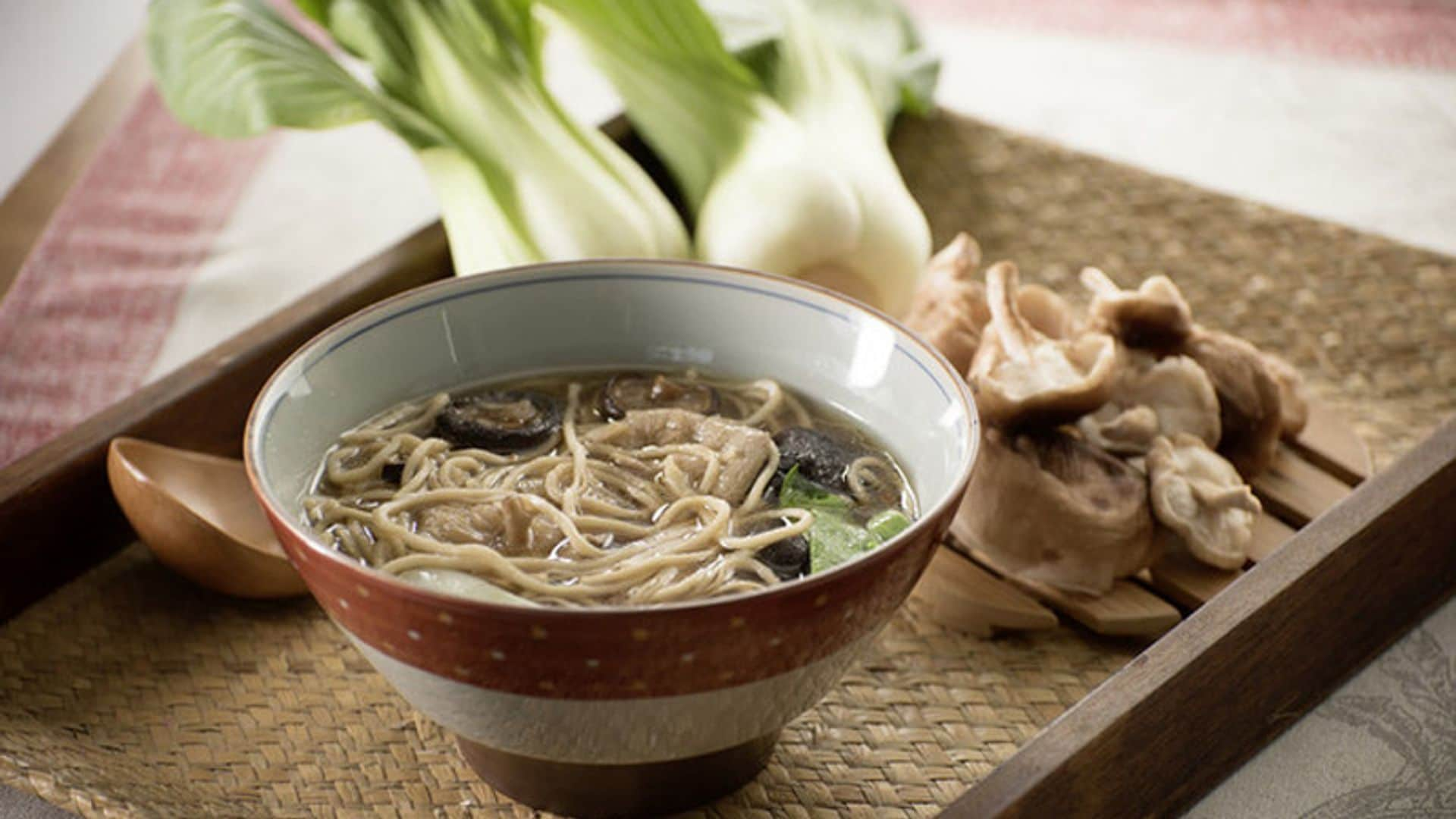 Sopa de setas 'shiitake', 'pak choi' y fideos