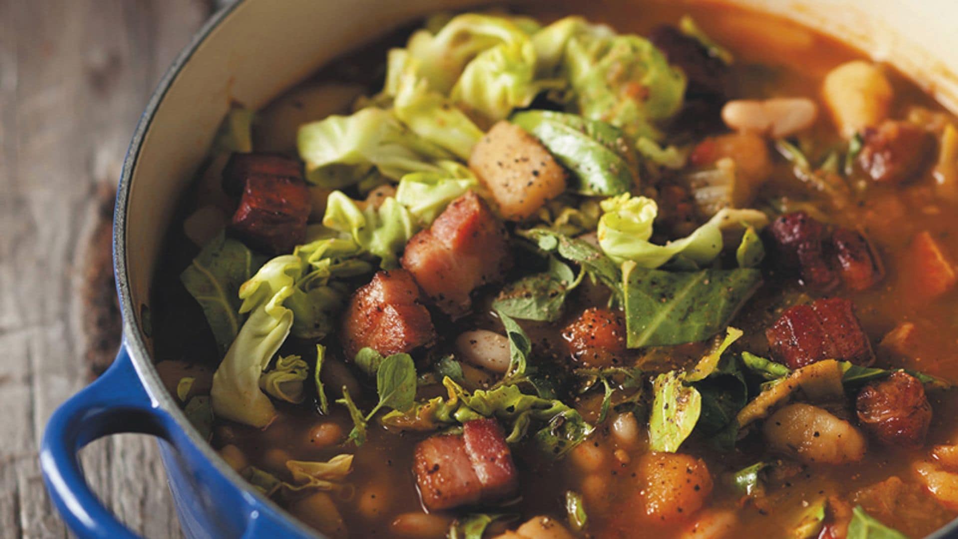 Caldo de judías y col rizada con lacón